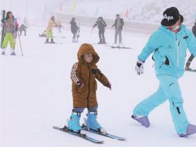 五峰國(guó)際滑雪場(chǎng)開門迎客 2000游客樂享冰雪激情