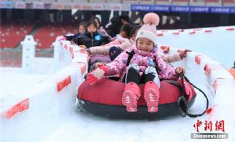  北京中小學生“鳥巢”嬉冰雪