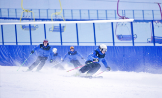 “冷冰雪”成“熱經(jīng)濟(jì)” 成都冰雪運(yùn)動受熱捧