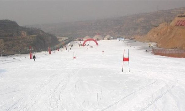 山西太原曦嶺國(guó)際滑雪場(chǎng)