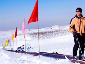 新疆烏魯木齊雪蓮山高爾夫燈光滑雪場