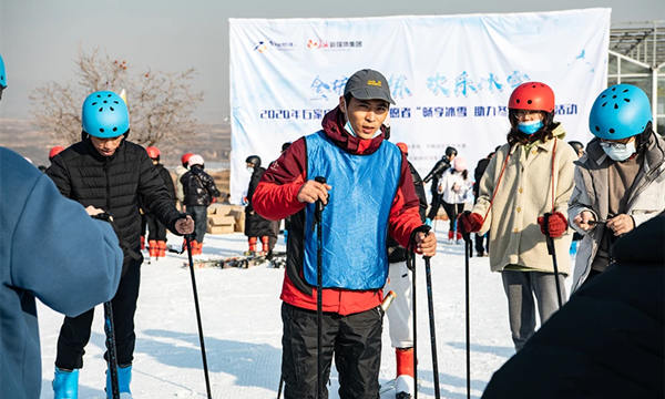 滑雪前教練帶領(lǐng)大家進(jìn)行熱身準(zhǔn)備