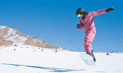 游客在甘肅張掖祁連山滑雪場上滑雪