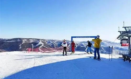 在滑雪場滑雪