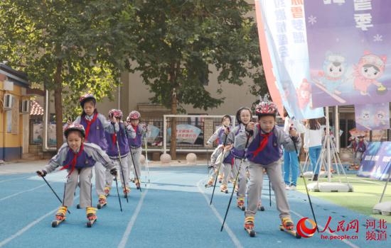 石家莊市橋西外國語小學(xué)的學(xué)生進(jìn)行越野滑輪訓(xùn)練