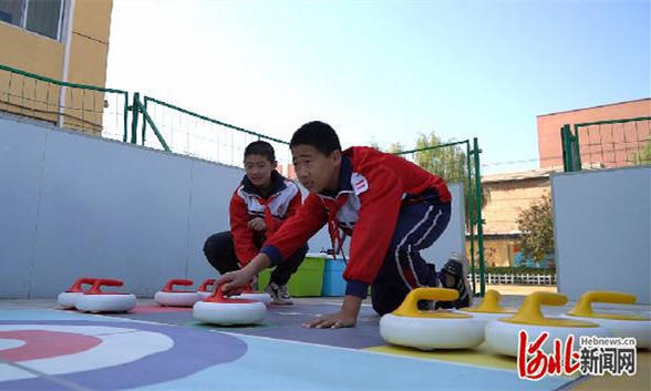 望都縣城內(nèi)小學學生正在進行陸地冰壺比賽