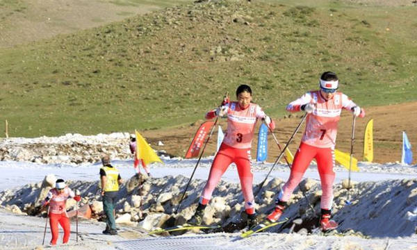 國家隊滑雪運動員女子組雪道爬坡