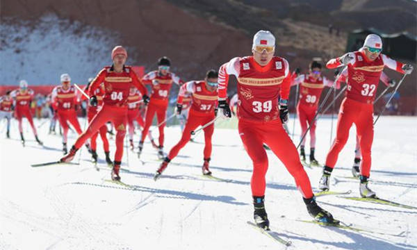 2月3日，參賽選手在2020-2021全國(guó)越野滑雪冠軍賽成年男子15公里綜合能力賽比賽中