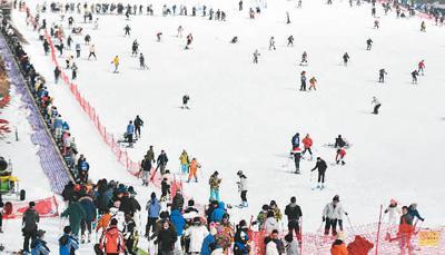 滑雪愛(ài)好者在杭州臨安大明山萬(wàn)松嶺滑雪場(chǎng)滑雪