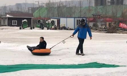 體驗冰雪運動。