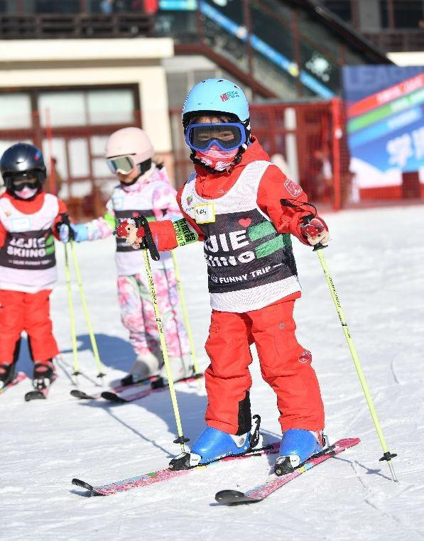 北京八達嶺滑雪場正式開板 推出“免費教+免費滑”系列活動4