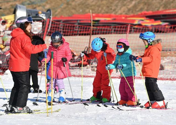 北京八達嶺滑雪場正式開板 推出“免費教+免費滑”系列活動3