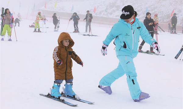 五峰國(guó)際滑雪場(chǎng)開門迎客 2000游客樂享冰雪激情