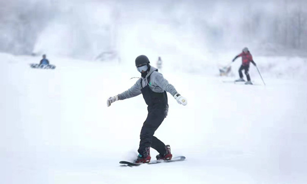 第六屆全國大眾冰雪季·陜西鰲山滑雪公開賽舉行3