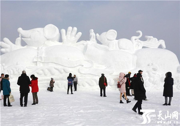 游客在新疆博斯騰湖大河口（西海漁村）景區(qū)欣賞雪雕