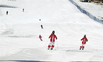 2月26日，滑雪愛好者在張家口市崇禮區(qū)太舞滑雪小鎮(zhèn)滑雪。