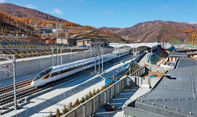 列車行駛在河北省張家口市