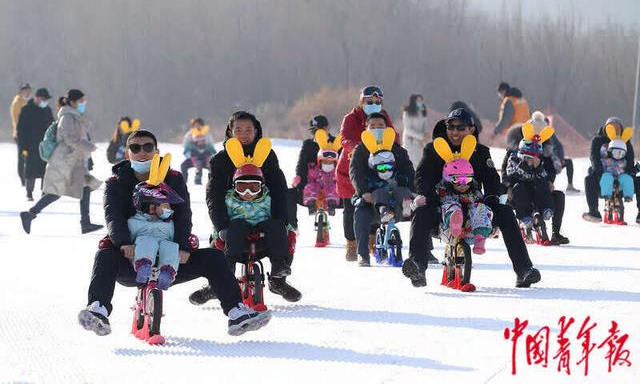 北京平谷漁陽國際滑雪場，家長們帶著孩子騎著滑步車滑雪