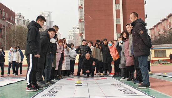 香河縣第九中學(xué)舉辦冰雪運動進(jìn)校園活動2