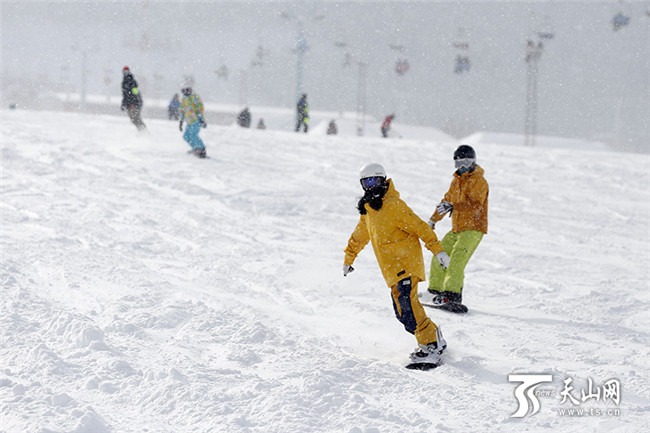 在絲綢之路國(guó)際度假區(qū)滑雪場(chǎng)內(nèi)，滑雪愛好者們盡情地在雪道上馳騁、撒歡。