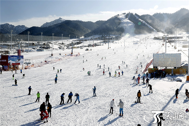 首滑當(dāng)日，上千名游客及滑雪愛好者們齊聚絲綢之路國(guó)際度假區(qū)滑雪場(chǎng)，一起感受“樂享冰雪·心宿南山”。 