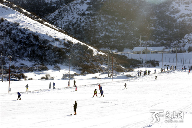 在白云國(guó)際滑雪場(chǎng)內(nèi)，滑雪愛好者們正在初級(jí)道上感受冰雪帶來(lái)的樂趣。