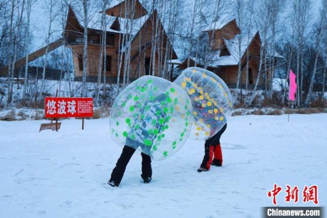 游客體驗(yàn)冰上悠波球娛樂項(xiàng)目