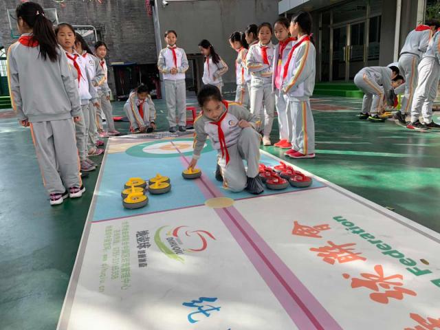 冰雪運動進校園 “奧運火炬”傳進北京中小學(xué)校園4