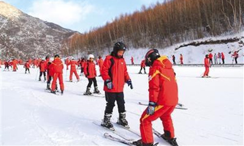 2018年雪季，西灣子小學四年級學生在萬龍滑雪場體驗滑雪課。