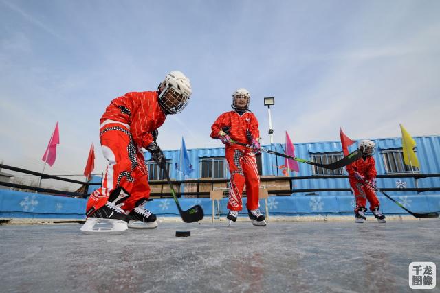 延慶區(qū)中小學生體驗冰雪運動。