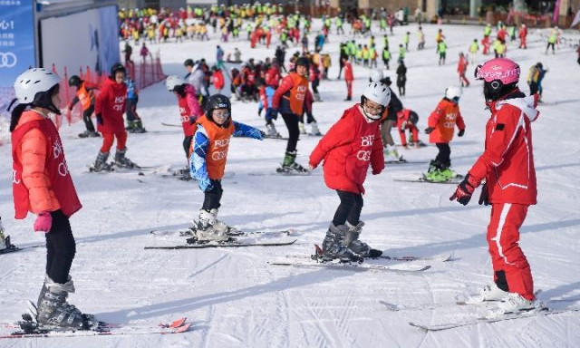 在吉林北大壺滑雪場(chǎng)，吉林市第二實(shí)驗(yàn)小學(xué)學(xué)生們?cè)诨┙叹毜闹笇?dǎo)下進(jìn)行坡道側(cè)向移動(dòng)