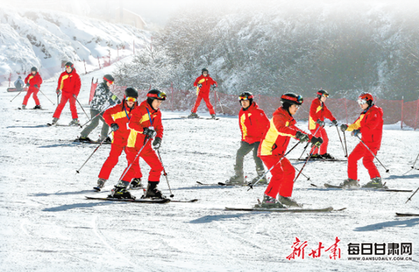 市民在永靖縣鳳凰山滑雪場(chǎng)滑雪