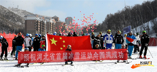 “百縣百校萬人同日上冰雪”活動百屏聯(lián)動直播崇禮現(xiàn)場。