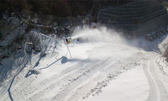 在北京冬奧會延慶賽區(qū)國家高山滑雪中心，工作人員在進行造雪作業(yè)