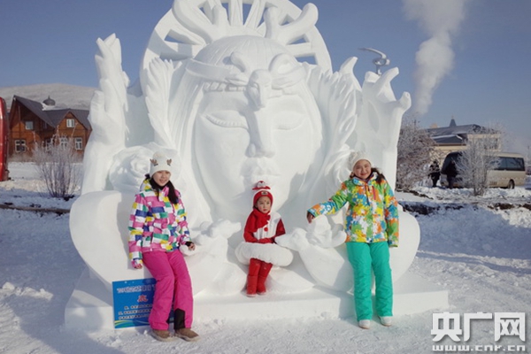 “2019呼倫貝爾冰雪日”12月7號在牙克石啟動，現(xiàn)場游客與雪雕作品合影