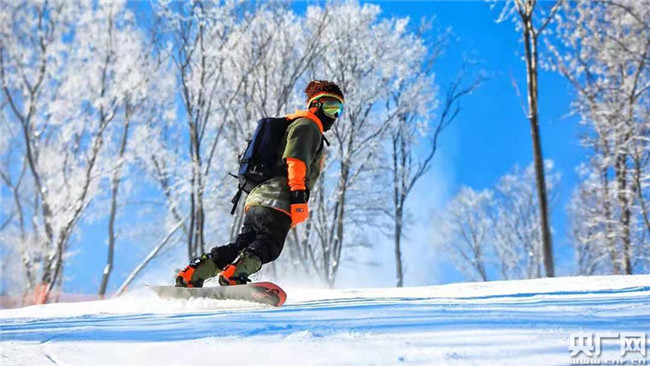 吉林萬科滑雪場迎來首批滑雪者