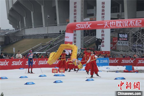 2019年國際雪聯(lián)城市越野賽杭州站開幕式上的舞龍表演