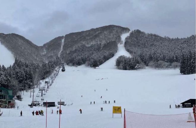 野澤溫泉滑雪場內(nèi)一條雪道的冬季景象