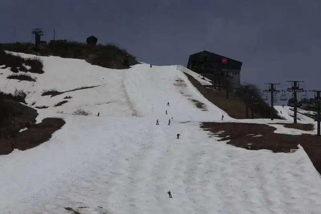 雪季最后一天，滑雪者在八方尾根滑雪場滑雪