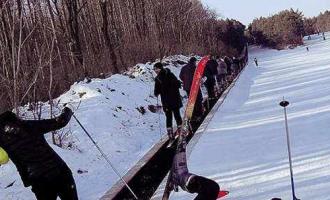 小型室外滑雪場(chǎng)需要安裝多少條魔毯？