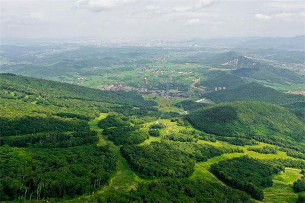 夏日里的萬(wàn)科松花湖滑雪場(chǎng)全景