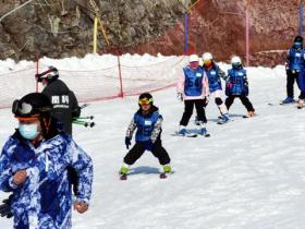 暑假期間，北京周邊“反季滑雪”熱度更勝往年