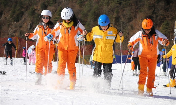 游客在紫柏山國際滑雪場滑雪