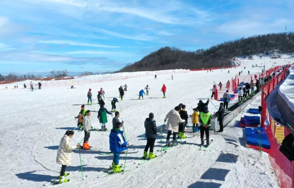 漢中龍頭山景區(qū)迎來滑雪熱