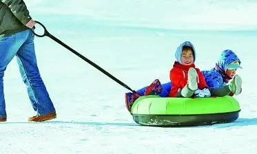 內(nèi)蒙古赤峰市紅山區(qū)道谷南山滑雪場里的親子互動